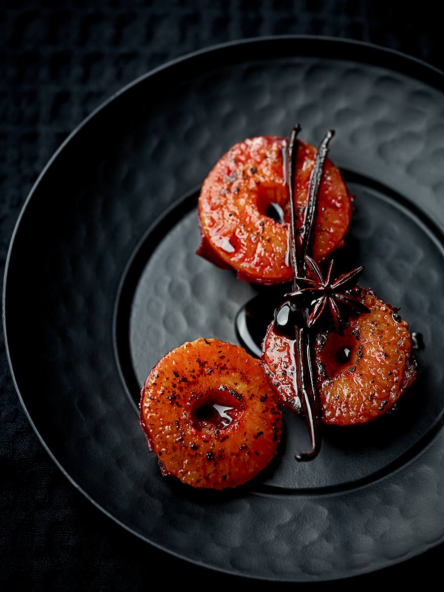 00 personal work blackfood foodstyling by sven dittmann foodstylist karamelsierte pflaumen