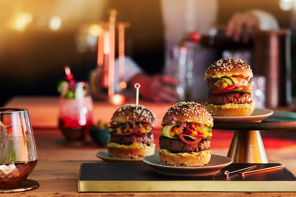 00 Casino Magazin Bayern Fastfood Styling Burger by Sven Dittmann