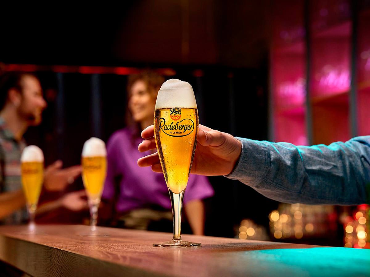 00 Radeberger Pilsner Bier Glas Tresen Personal Work Foodstylist Berlin Hamburg Muenchen 